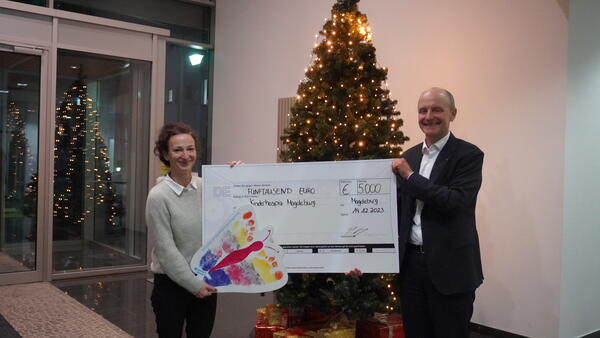 Bild vergrößern: Pierre-Alain Graf, CEO of the GETEC Group, hands over the donation check to Franziska Höppner, director of the hospice.